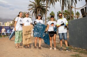 Los integrantes de la Fundación Centro de la Familia durante la limpieza.